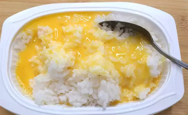 「【パックの中で調理完結】ご飯チンしたら卵も具も調味料も混ぜて…もう一発チン！「炒めない炒飯」作ろう」の画像