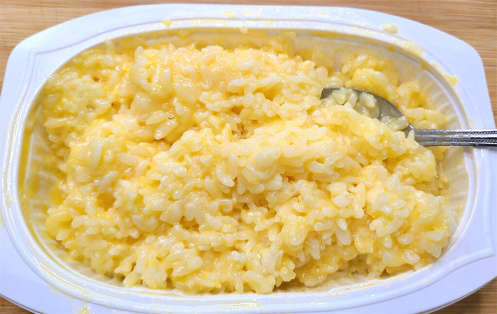 【パックの中で調理完結】ご飯チンしたら卵も具も調味料も混ぜて…もう一発チン！「炒めない炒飯」作ろう