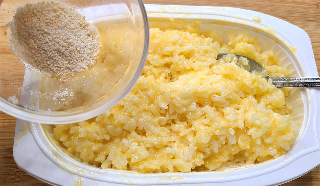 【パックの中で調理完結】ご飯チンしたら卵も具も調味料も混ぜて…もう一発チン！「炒めない炒飯」作ろう