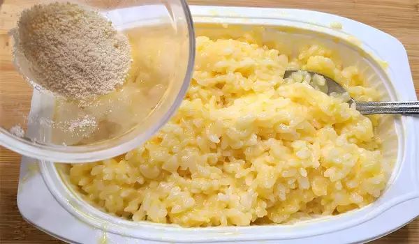 「【パックの中で調理完結】ご飯チンしたら卵も具も調味料も混ぜて…もう一発チン！「炒めない炒飯」作ろう」の画像