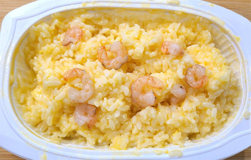 【パックの中で調理完結】ご飯チンしたら卵も具も調味料も混ぜて…もう一発チン！「炒めない炒飯」作ろう