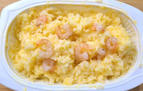 「【パックの中で調理完結】ご飯チンしたら卵も具も調味料も混ぜて…もう一発チン！「炒めない炒飯」作ろう」の画像