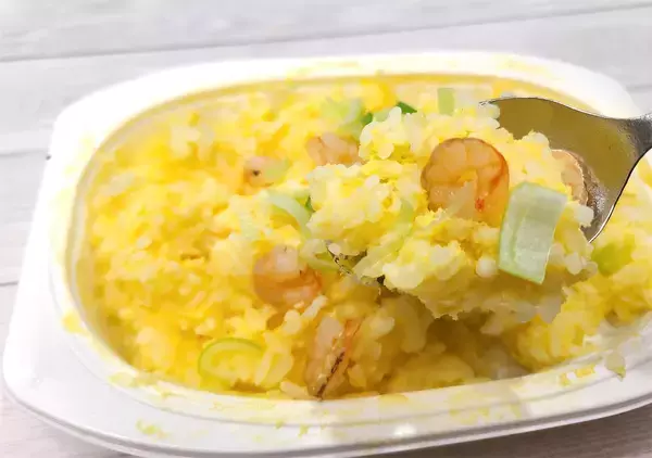 「【パックの中で調理完結】ご飯チンしたら卵も具も調味料も混ぜて…もう一発チン！「炒めない炒飯」作ろう」の画像