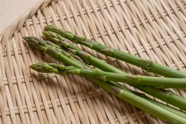 「【野菜クイズ】「アスパラってオスとメスがあるってご存じ？」え、性別によって味が違うって⁉【青髪のテツ】」の画像