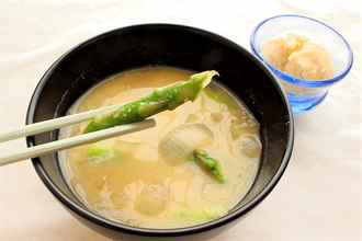 「白みそに変えた？」と驚かれる！酒粕ちょい足しでみそ汁激変させてみた！アスパラ・玉ねぎ甘〜くとろける♪