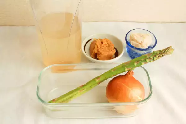 「「白みそに変えた？」と驚かれる！酒粕ちょい足しでみそ汁激変させてみた！アスパラ・玉ねぎ甘〜くとろける♪」の画像