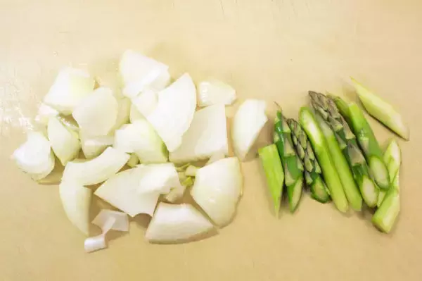 「「白みそに変えた？」と驚かれる！酒粕ちょい足しでみそ汁激変させてみた！アスパラ・玉ねぎ甘〜くとろける♪」の画像