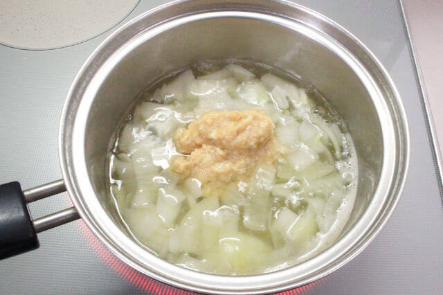 「白みそに変えた？」と驚かれる！酒粕ちょい足しでみそ汁激変させてみた！アスパラ・玉ねぎ甘〜くとろける♪