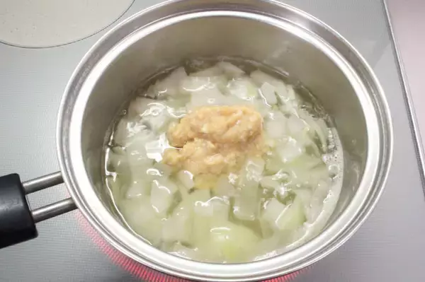 「「白みそに変えた？」と驚かれる！酒粕ちょい足しでみそ汁激変させてみた！アスパラ・玉ねぎ甘〜くとろける♪」の画像