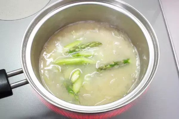 「「白みそに変えた？」と驚かれる！酒粕ちょい足しでみそ汁激変させてみた！アスパラ・玉ねぎ甘〜くとろける♪」の画像