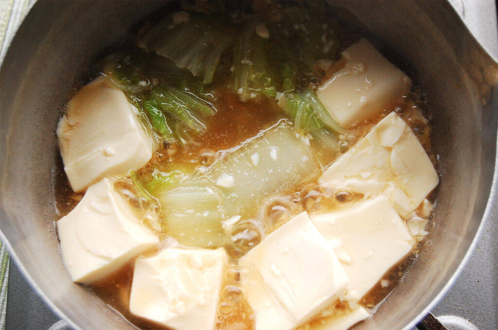 【お疲れ胃腸に】豆腐と白菜でやさし～い「中華煮込み」作ってみた！あの「黒い調味料」でじんわりコク深～い