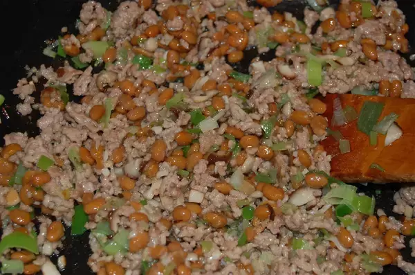 「納豆の炒め物って斬新！表参道の中華レジェンド女将が編み出した「豚ひき肉と納豆炒め」作ってみた♪」の画像