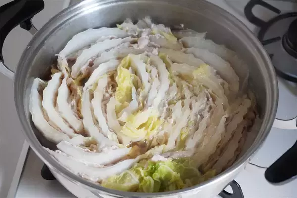 「【長野県のミルフィーユ鍋】めんつゆ一発で極旨に♪白菜と豚肉の重ね方にもワザあり～！【農家直伝】」の画像