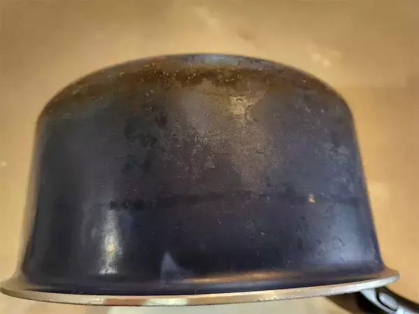 「15年越しの鍋底のコゲも一網打尽！【キッチンの頑固な焦げつき】を徹底的に落とす【100均グッズ3選】」の画像