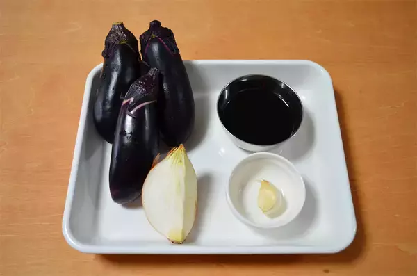 「一晩寝かせがヒケツ♡玉ねぎ＆にんにくのWパンチで旨さ爆発「揚げなすのスタミナ漬け」作ってみた！【農家直伝】」の画像