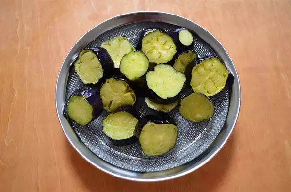 「一晩寝かせがヒケツ♡玉ねぎ＆にんにくのWパンチで旨さ爆発「揚げなすのスタミナ漬け」作ってみた！【農家直伝】」の画像