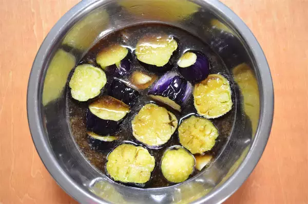 「一晩寝かせがヒケツ♡玉ねぎ＆にんにくのWパンチで旨さ爆発「揚げなすのスタミナ漬け」作ってみた！【農家直伝】」の画像