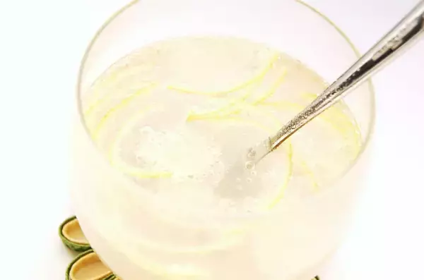 「【ゆずの賢い冷凍術】なんと3か月保存可能！旬を過ぎても香り楽しめるよ♪ヒケツは「皮と果汁を分けておく」」の画像