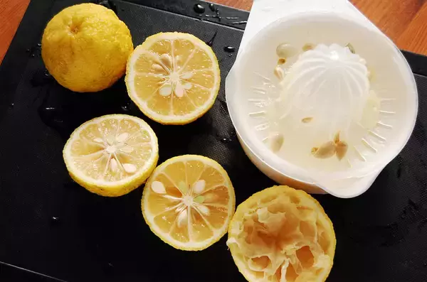 「【ゆずの賢い冷凍術】なんと3か月保存可能！旬を過ぎても香り楽しめるよ♪ヒケツは「皮と果汁を分けておく」」の画像