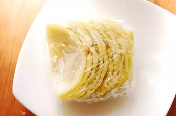 「【ゆずの賢い冷凍術】なんと3か月保存可能！旬を過ぎても香り楽しめるよ♪ヒケツは「皮と果汁を分けておく」」の画像