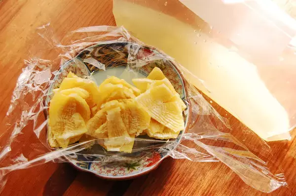 「【ゆずの賢い冷凍術】なんと3か月保存可能！旬を過ぎても香り楽しめるよ♪ヒケツは「皮と果汁を分けておく」」の画像