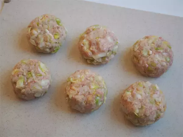 「【春限定】メンチっぽいのに軽やかな「春キャベツカツ」作ってみた！パン粉は薄めでふんわりシャキサクッ♪」の画像