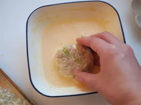 「【春限定】メンチっぽいのに軽やかな「春キャベツカツ」作ってみた！パン粉は薄めでふんわりシャキサクッ♪」の画像