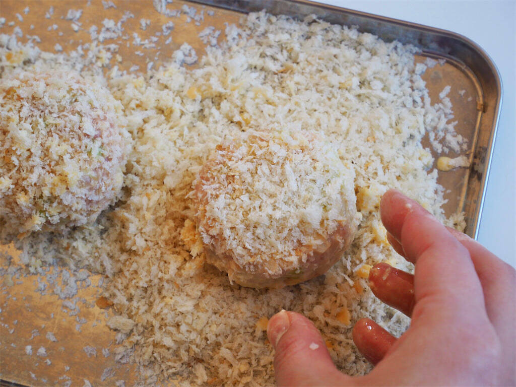 【春限定】メンチっぽいのに軽やかな「春キャベツカツ」作ってみた！パン粉は薄めでふんわりシャキサクッ♪