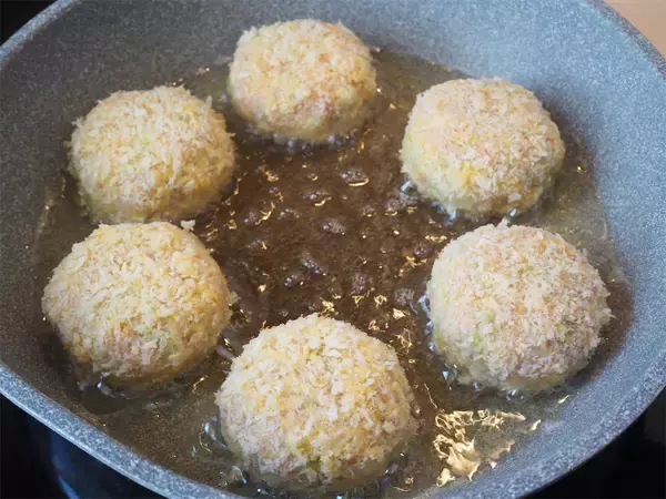 「【春限定】メンチっぽいのに軽やかな「春キャベツカツ」作ってみた！パン粉は薄めでふんわりシャキサクッ♪」の画像