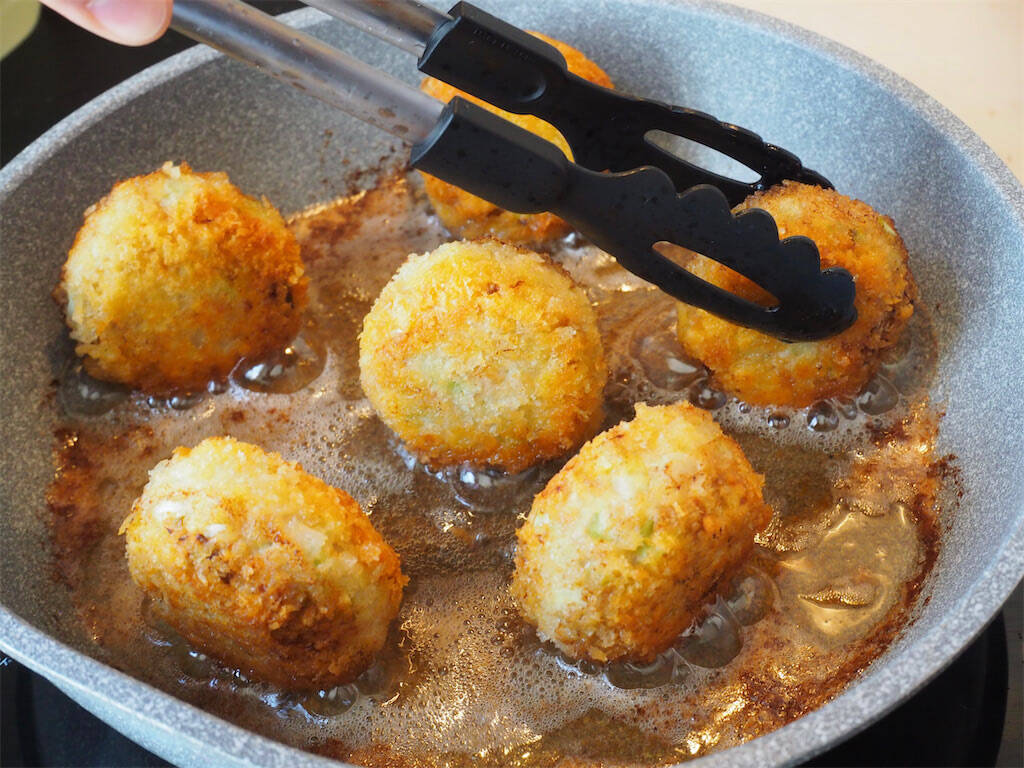 【春限定】メンチっぽいのに軽やかな「春キャベツカツ」作ってみた！パン粉は薄めでふんわりシャキサクッ♪