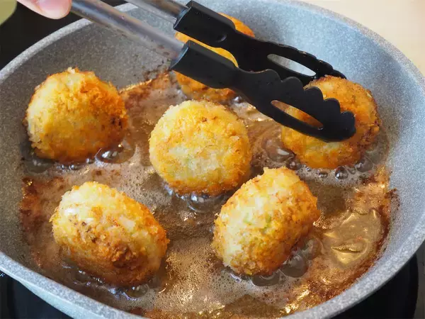 「【春限定】メンチっぽいのに軽やかな「春キャベツカツ」作ってみた！パン粉は薄めでふんわりシャキサクッ♪」の画像