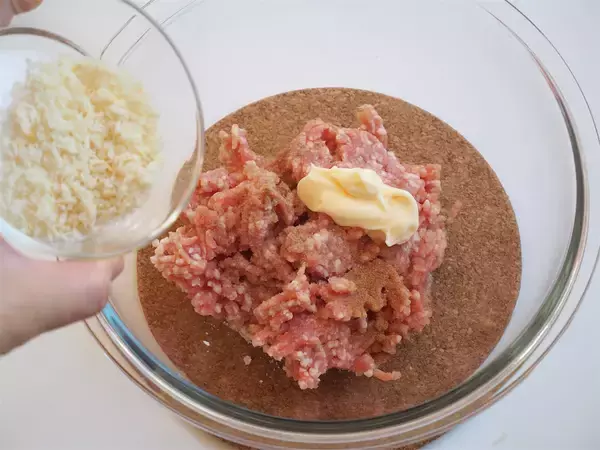 「【春限定】メンチっぽいのに軽やかな「春キャベツカツ」作ってみた！パン粉は薄めでふんわりシャキサクッ♪」の画像