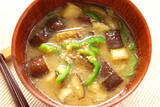 「【豚肉ないのに豚汁レベル】ゴマ油でコクブースト「夏野菜みそ汁」作ってみた♪ホントにナスとピーマンだけ!?」の画像1