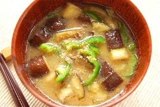 【豚肉ないのに豚汁レベル】ゴマ油でコクブースト「夏野菜みそ汁」作ってみた♪ホントにナスとピーマンだけ!?