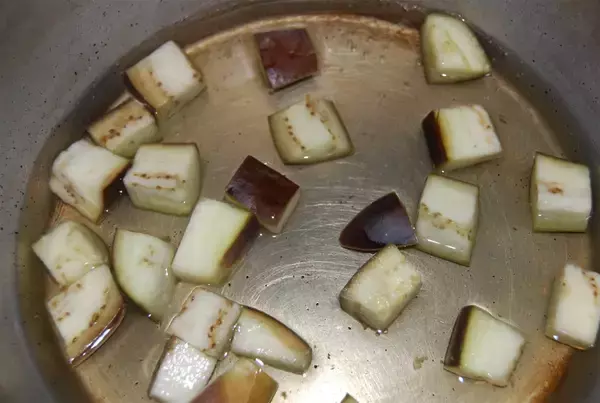 「【豚肉ないのに豚汁レベル】ゴマ油でコクブースト「夏野菜みそ汁」作ってみた♪ホントにナスとピーマンだけ!?」の画像