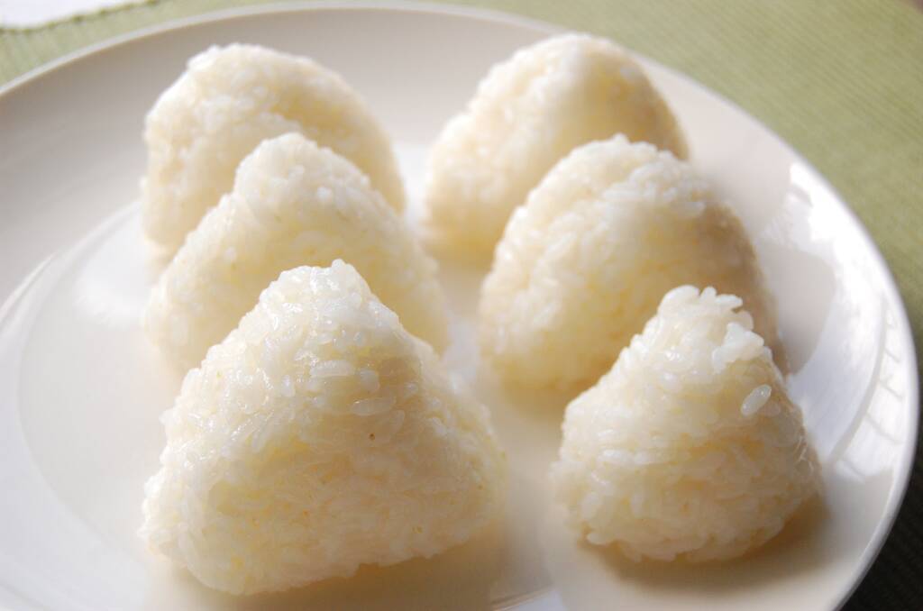 【調理の裏ワザ】おにぎり握るなら…ラップよりアレを使うと断然便利！想定外なキッチングッズで楽々～♪