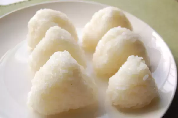 「【調理の裏ワザ】おにぎり握るなら…ラップよりアレを使うと断然便利！想定外なキッチングッズで楽々～♪」の画像