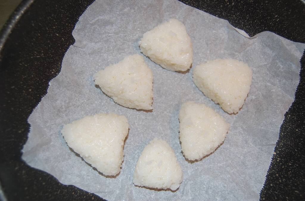 【調理の裏ワザ】おにぎり握るなら…ラップよりアレを使うと断然便利！想定外なキッチングッズで楽々～♪