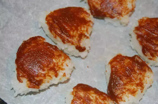 「【調理の裏ワザ】おにぎり握るなら…ラップよりアレを使うと断然便利！想定外なキッチングッズで楽々～♪」の画像