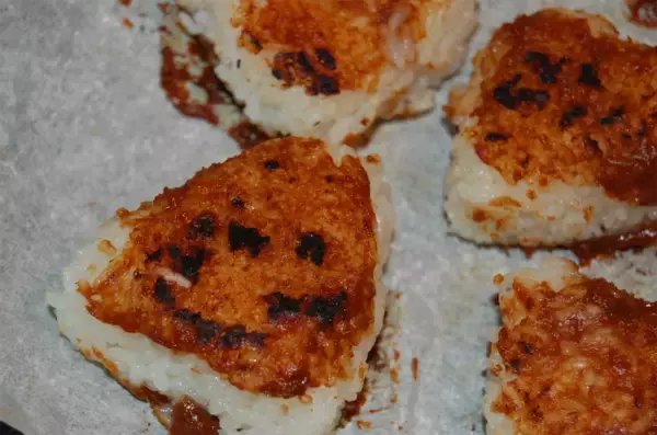 「【調理の裏ワザ】おにぎり握るなら…ラップよりアレを使うと断然便利！想定外なキッチングッズで楽々～♪」の画像