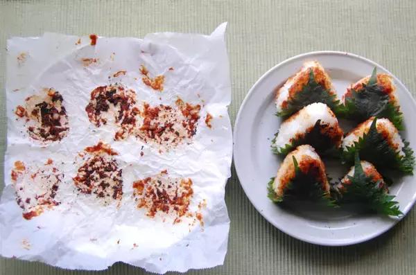 「【調理の裏ワザ】おにぎり握るなら…ラップよりアレを使うと断然便利！想定外なキッチングッズで楽々～♪」の画像