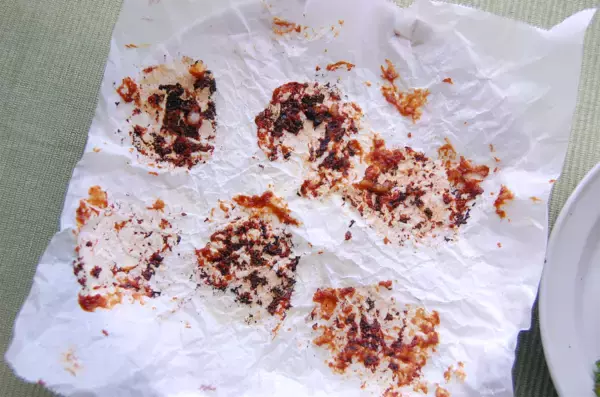 「【調理の裏ワザ】おにぎり握るなら…ラップよりアレを使うと断然便利！想定外なキッチングッズで楽々～♪」の画像