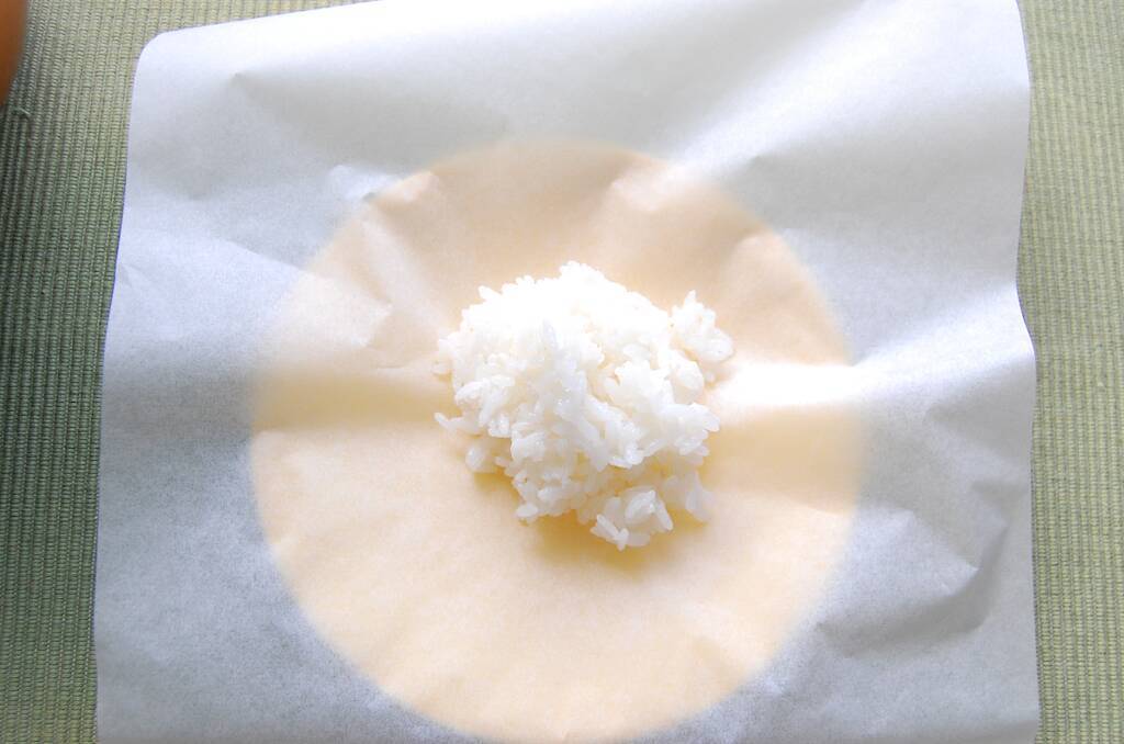 【調理の裏ワザ】おにぎり握るなら…ラップよりアレを使うと断然便利！想定外なキッチングッズで楽々～♪