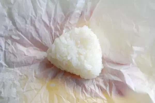 「【調理の裏ワザ】おにぎり握るなら…ラップよりアレを使うと断然便利！想定外なキッチングッズで楽々～♪」の画像