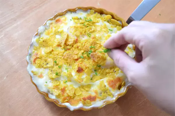 「【スナック菓子でグラタン!?】驚きの時短術！ドリトスで「とろ〜り絶品シーフードグラタン」作ってみた！」の画像