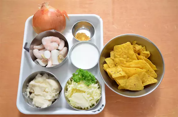 「【スナック菓子でグラタン!?】驚きの時短術！ドリトスで「とろ〜り絶品シーフードグラタン」作ってみた！」の画像