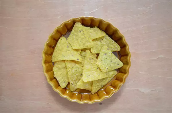 「【スナック菓子でグラタン!?】驚きの時短術！ドリトスで「とろ〜り絶品シーフードグラタン」作ってみた！」の画像