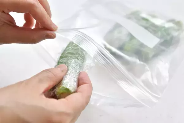 「【青髪のテツ】なすは傷ついて尖ってる中二病（!?）なヤツほどウマい!?意外な選び方を伝授！【超使える野菜講座】」の画像