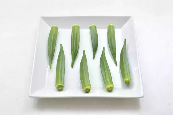 「【青髪のテツ】なすは傷ついて尖ってる中二病（!?）なヤツほどウマい!?意外な選び方を伝授！【超使える野菜講座】」の画像