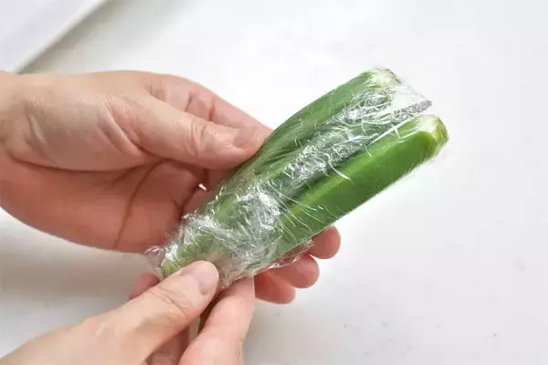 「【青髪のテツ】なすは傷ついて尖ってる中二病（!?）なヤツほどウマい!?意外な選び方を伝授！【超使える野菜講座】」の画像